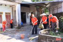 “Sắc đỏ” thắp sáng những góc khuất cuộc đời ở Hà Tĩnh