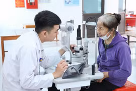Bệnh viện Đa khoa Sài Gòn Hà Tĩnh khám mắt miễn phí và tặng quà tri ân tại xã Sơn Tiến
