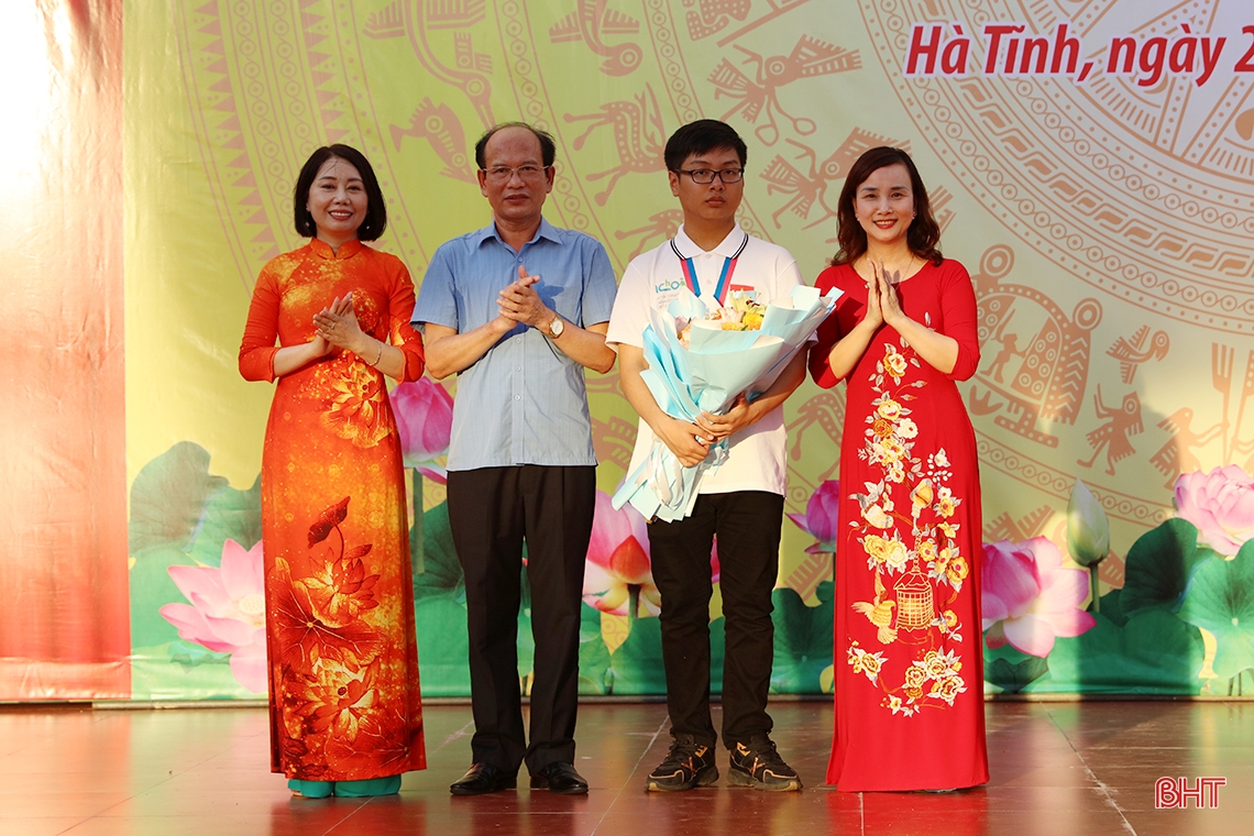 Lãnh đạo tỉnh chúc mừng học sinh giành HCV Olympic Hóa học quốc tế
