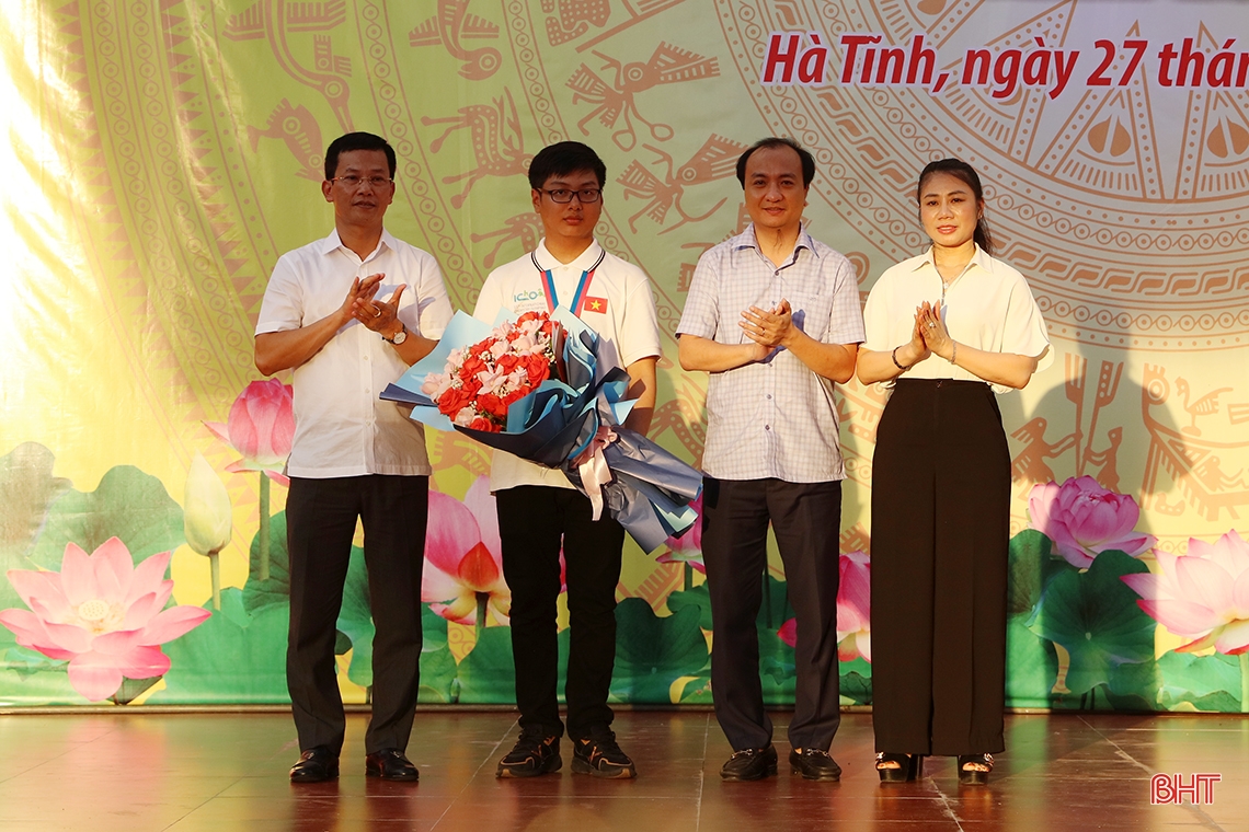 Lãnh đạo tỉnh chúc mừng học sinh giành HCV Olympic Hóa học quốc tế