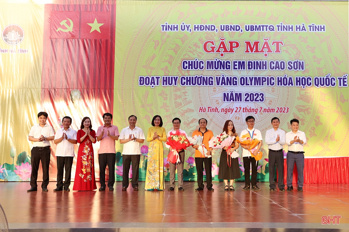 Lãnh đạo tỉnh chúc mừng học sinh giành HCV Olympic Hóa học quốc tế
