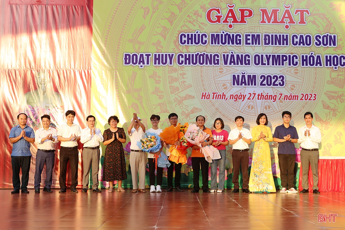 Lãnh đạo tỉnh chúc mừng học sinh giành HCV Olympic Hóa học quốc tế