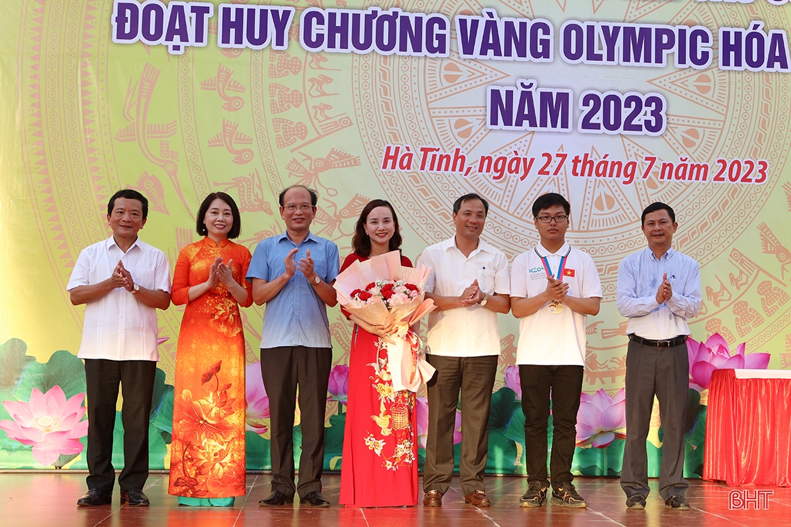Lãnh đạo tỉnh chúc mừng học sinh giành HCV Olympic Hóa học quốc tế