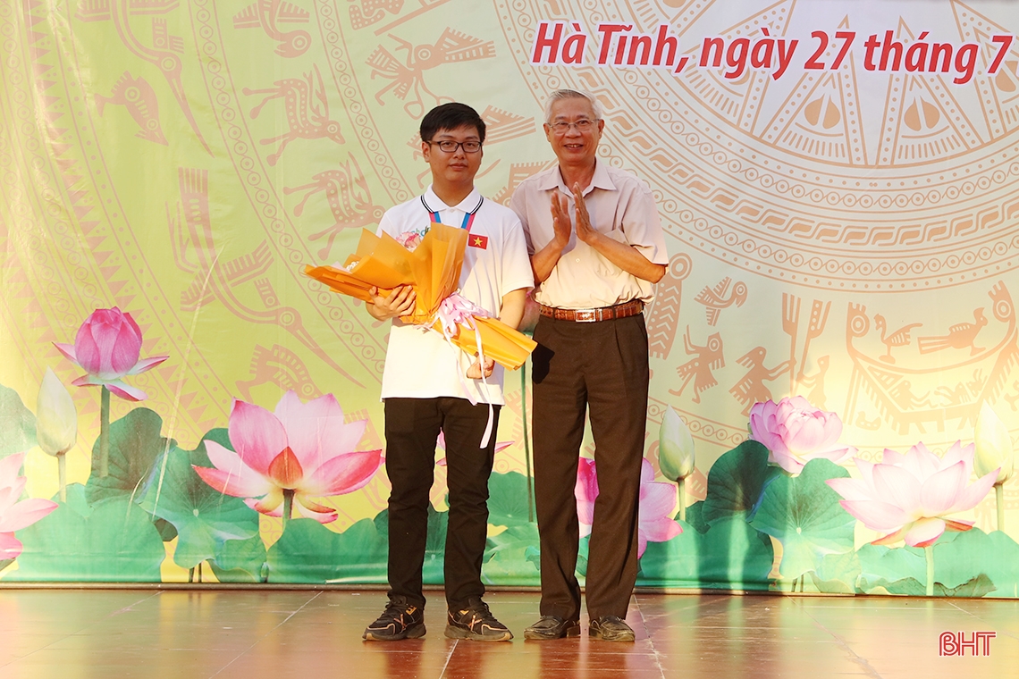 Lãnh đạo tỉnh chúc mừng học sinh giành HCV Olympic Hóa học quốc tế