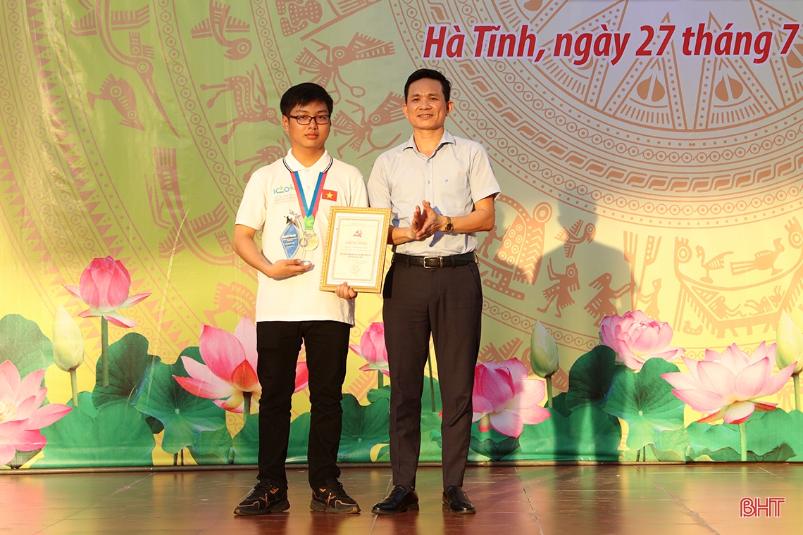 Lãnh đạo tỉnh chúc mừng học sinh giành HCV Olympic Hóa học quốc tế