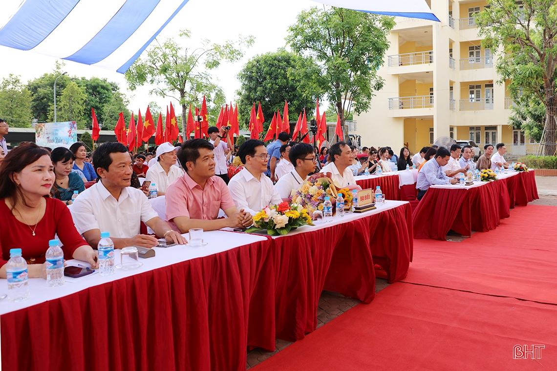 Lãnh đạo tỉnh chúc mừng học sinh giành HCV Olympic Hóa học quốc tế