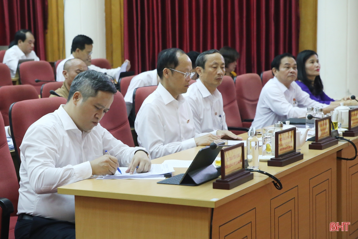 Bí thư Tỉnh ủy trăn trở con số 10% tốc độ tăng trưởng 6 tháng cuối năm, đại biểu quan tâm việc gỡ khó thu hút đầu tư