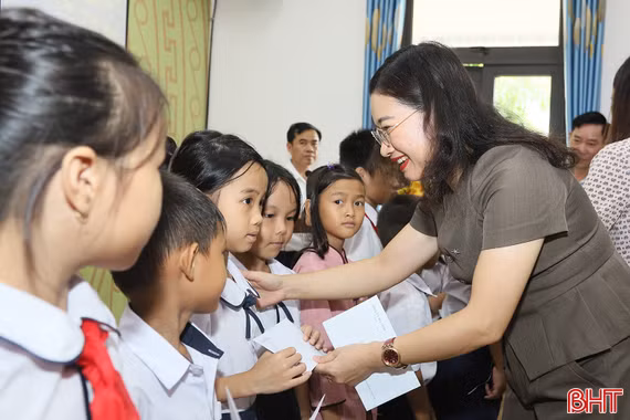 Phó Chủ tịch UBND tỉnh Nguyễn Thị Nguyệt tặng quà học sinh dịp Tết Trung thu