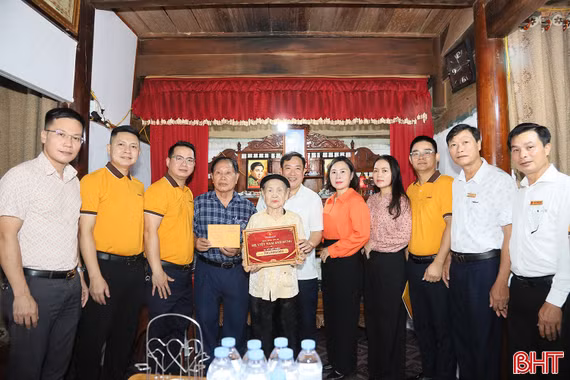 Trao sổ tiết kiệm 700 triệu đồng cho các Mẹ Việt Nam Anh hùng ở Hà Tĩnh 