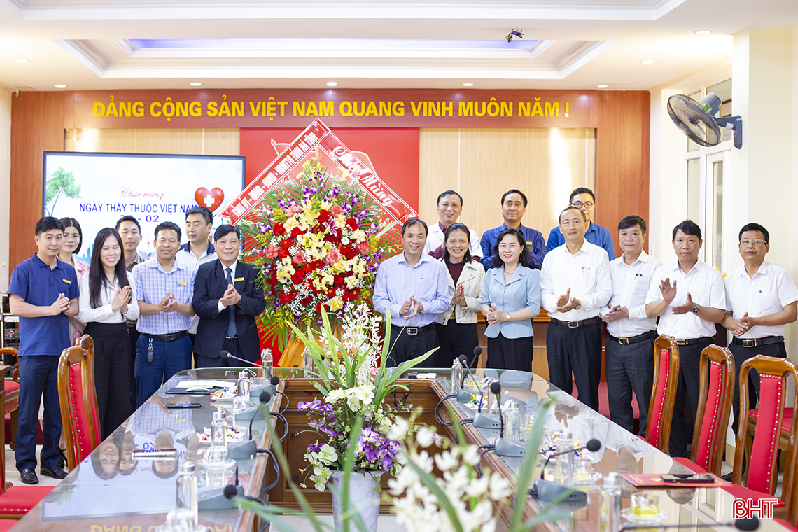 Lãnh đạo tỉnh chúc mừng Sở Y tế và các đơn vị nhân Ngày Thầy thuốc Việt Nam