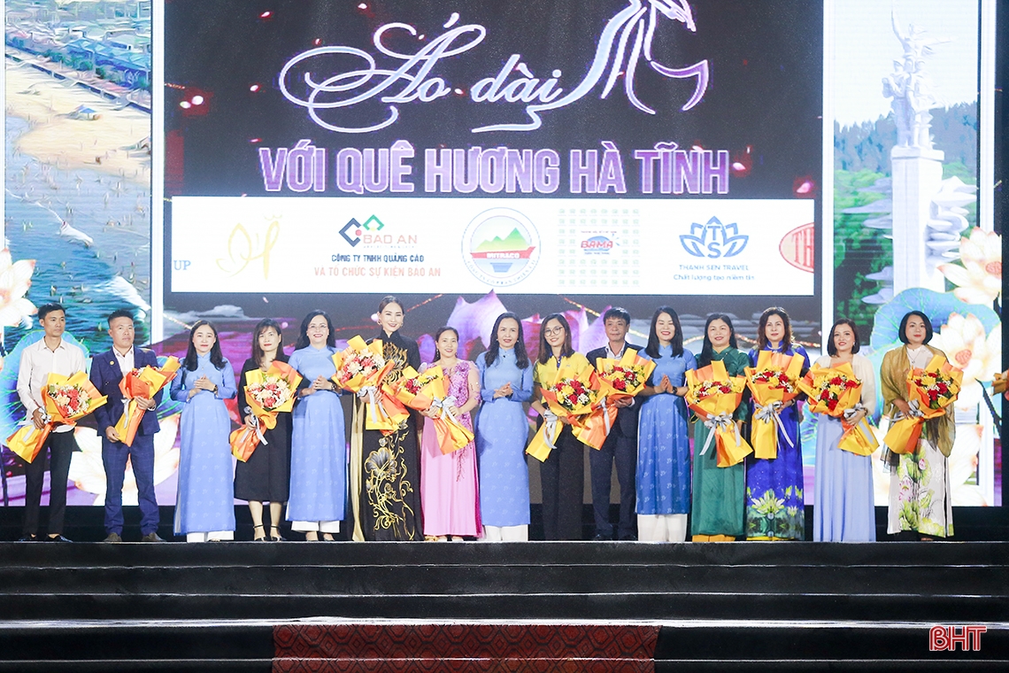 Hai thí sinh giành giải nhất Cuộc thi “Áo dài với quê hương Hà Tĩnh”