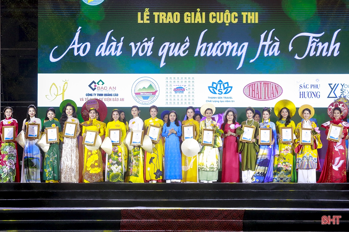 Hai thí sinh giành giải nhất Cuộc thi “Áo dài với quê hương Hà Tĩnh”