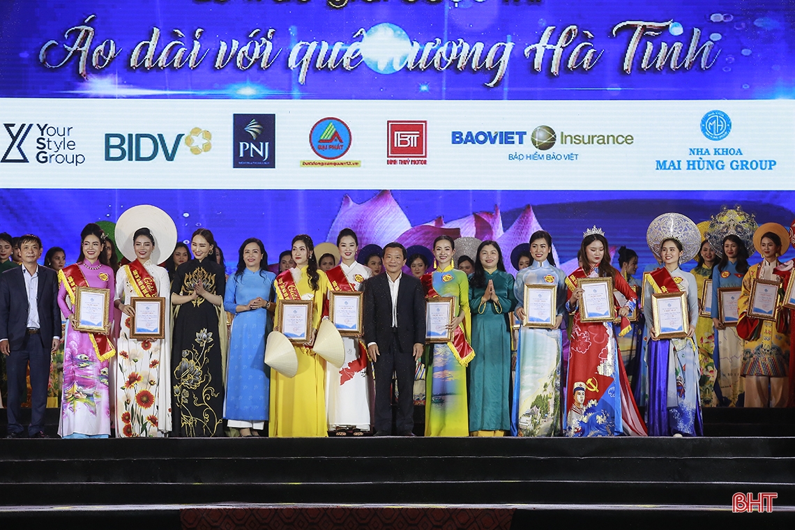 Hai thí sinh giành giải nhất Cuộc thi “Áo dài với quê hương Hà Tĩnh”