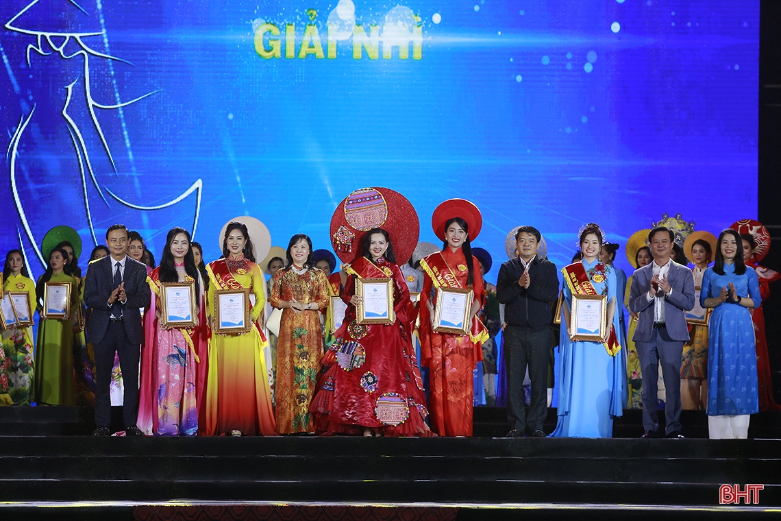 Hai thí sinh giành giải nhất Cuộc thi “Áo dài với quê hương Hà Tĩnh”