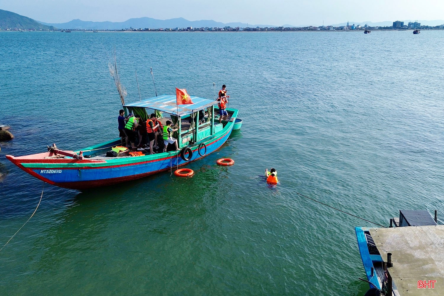 Việc chưa được cấp phép khai thác du lịch khiến các hoạt động tại đây vẫn mang tính tự phát, du khách chủ yếu đi theo thuyền của ngư dân ra tham quan. Điều này cũng khiến tiềm năng của đảo chưa được phát huy tương xứng, trở thành nỗi trăn trở của nhiều người dân địa phương.