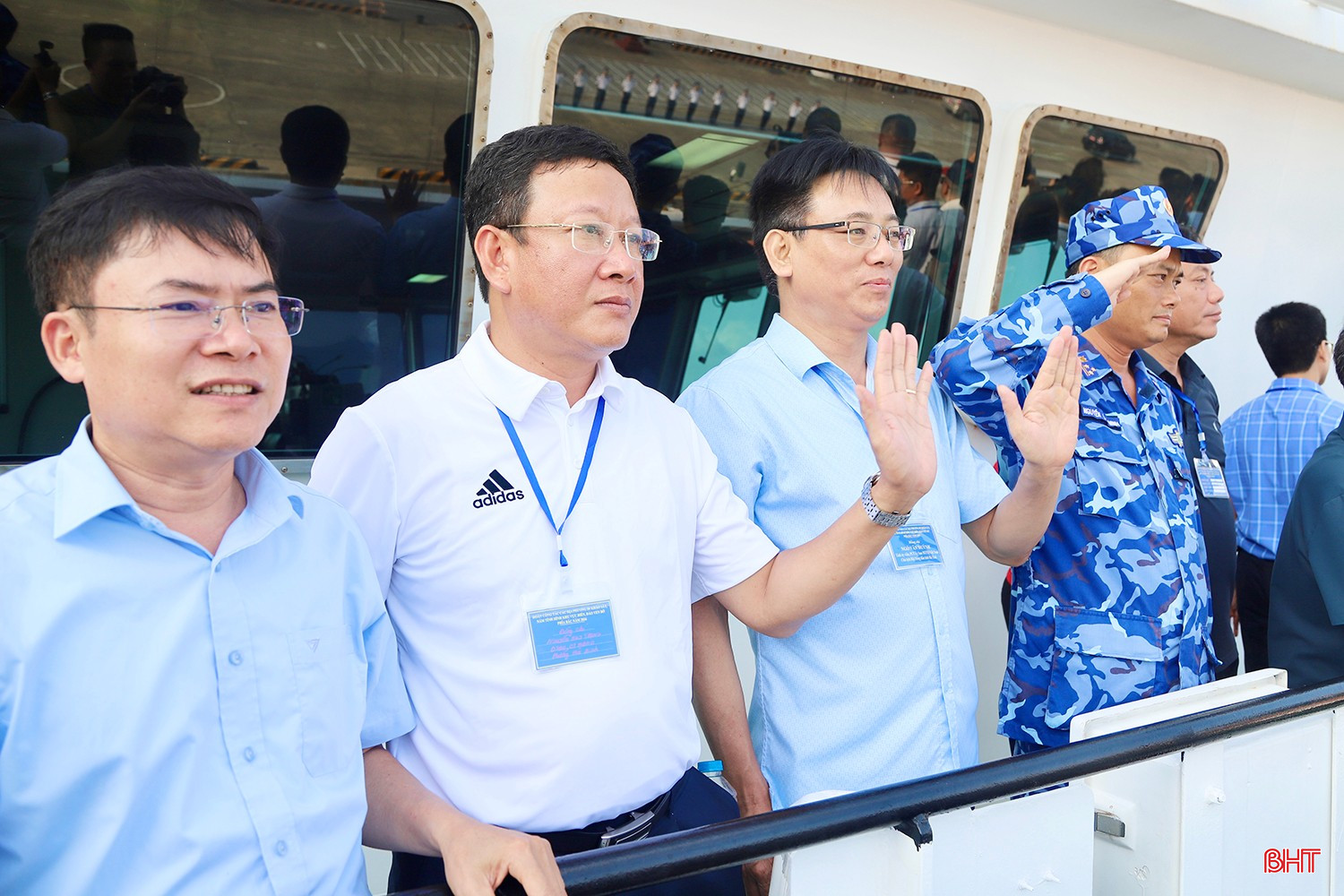 Thành viên đoàn công tác Hà Tĩnh chào cán bộ, chiến sĩ Hải đoàn 11 và rời cảng.