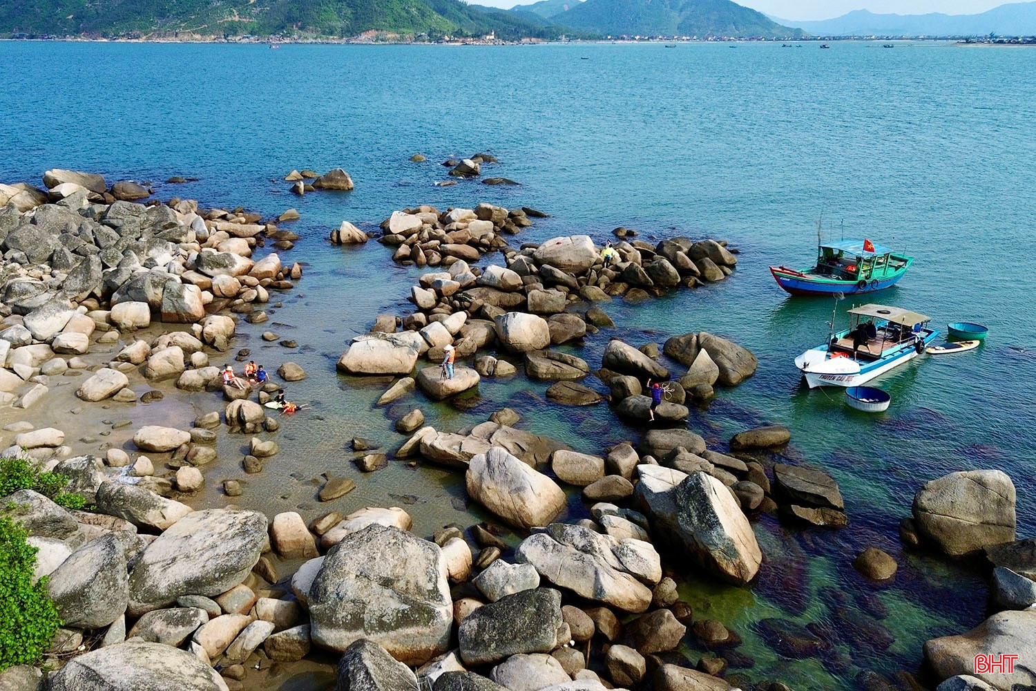 Sự kết hợp hài hoà giữa màu xanh biếc của nước biển với vẻ đẹp hoang sơ của những ghềnh đá tạo nên một bức tranh thiên nhiên tuyệt đẹp.