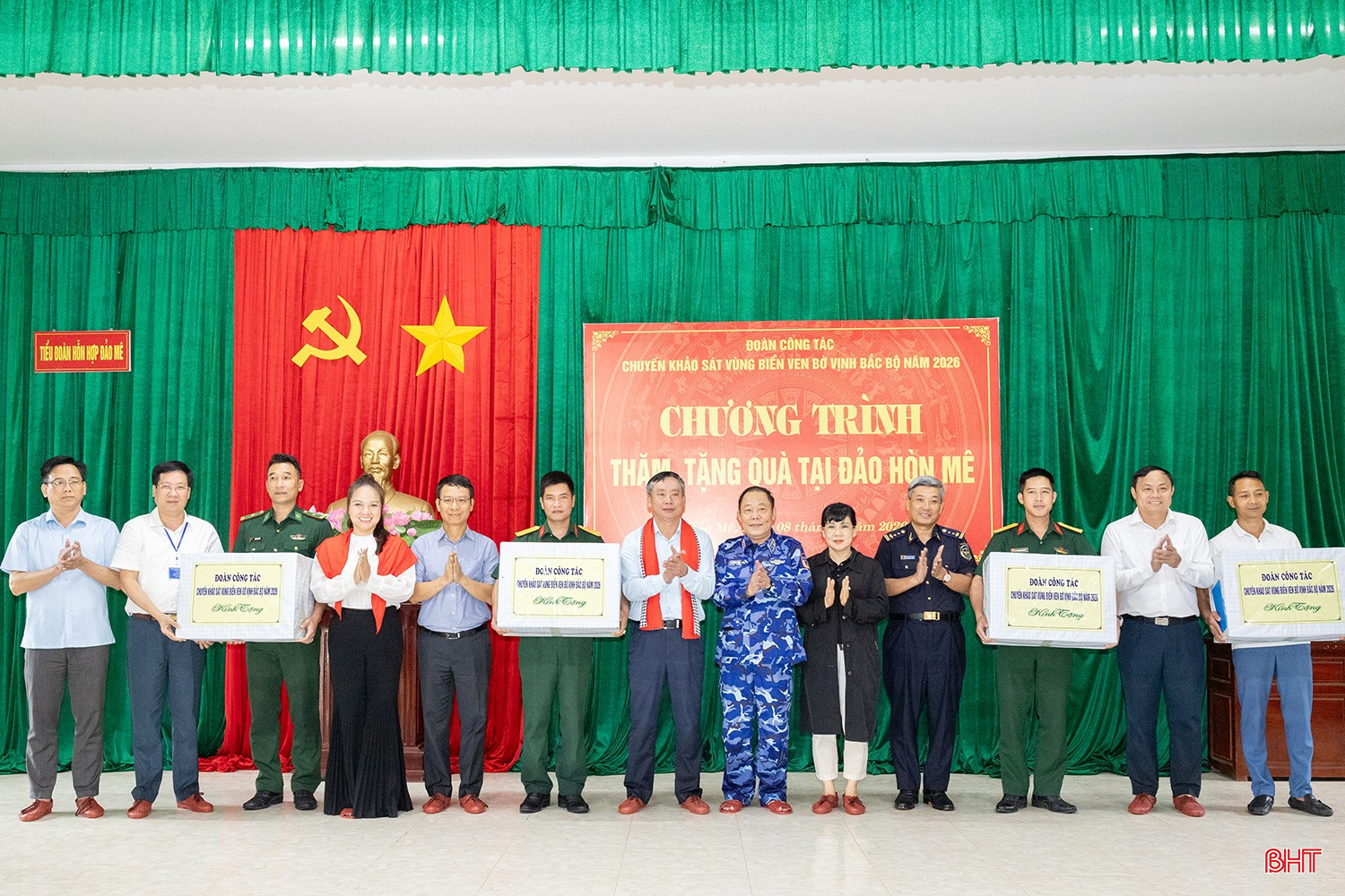 Đoàn công tác tặng quà cho cán bộ, chiến sĩ Tiểu đoàn Hỗn hợp đảo Mê.