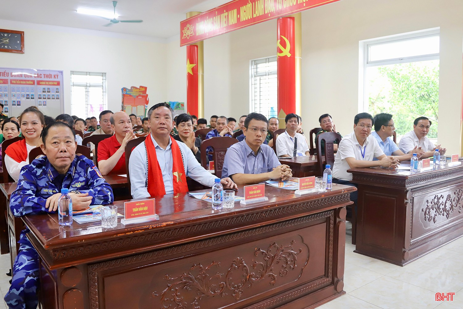 Thiếu tướng Trần Văn Hậu - Chính ủy Bộ Tư lệnh Vùng Cảnh sát biển 1 và các thành viên trong đoàn công tác đến thăm cán bộ, chiến sĩ Tiểu đoàn Hỗn hợp đảo Mê.