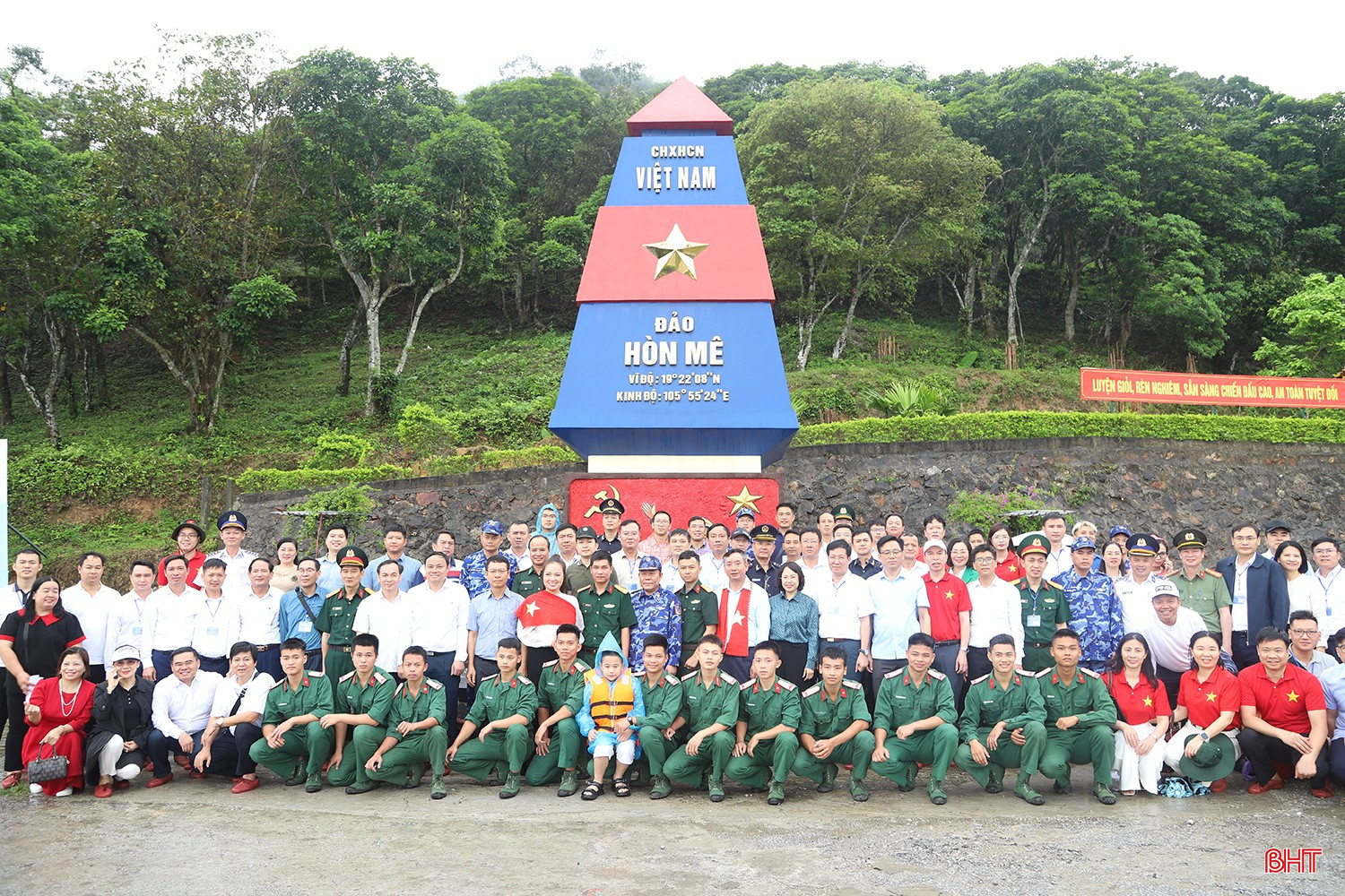 Đoàn công tác chụp ảnh lưu niệm cùng cán bộ, chiến sĩ Tiểu đoàn Hỗn hợp đảo Mê.