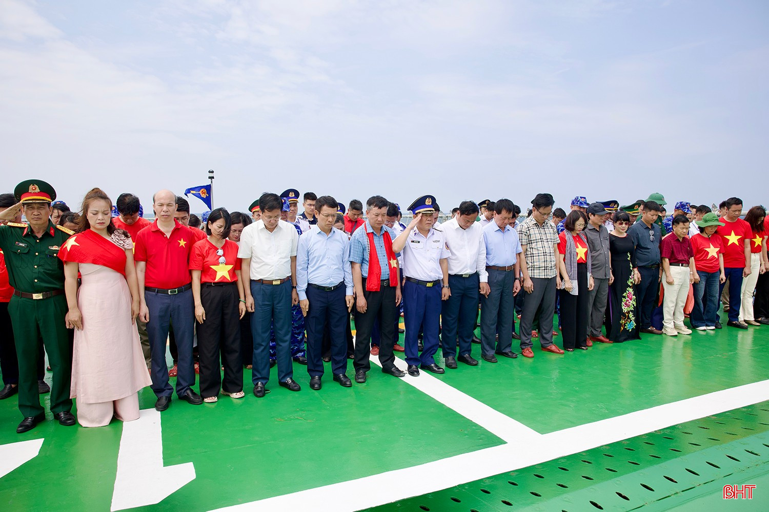Trong không khí trang nghiêm giữa biển trời Tổ quốc, đoàn công tác đã dành phút mặc niệm, thành kính dâng hoa, dâng hương các anh hùng liệt sĩ và ngư dân tử nạn trên biển.