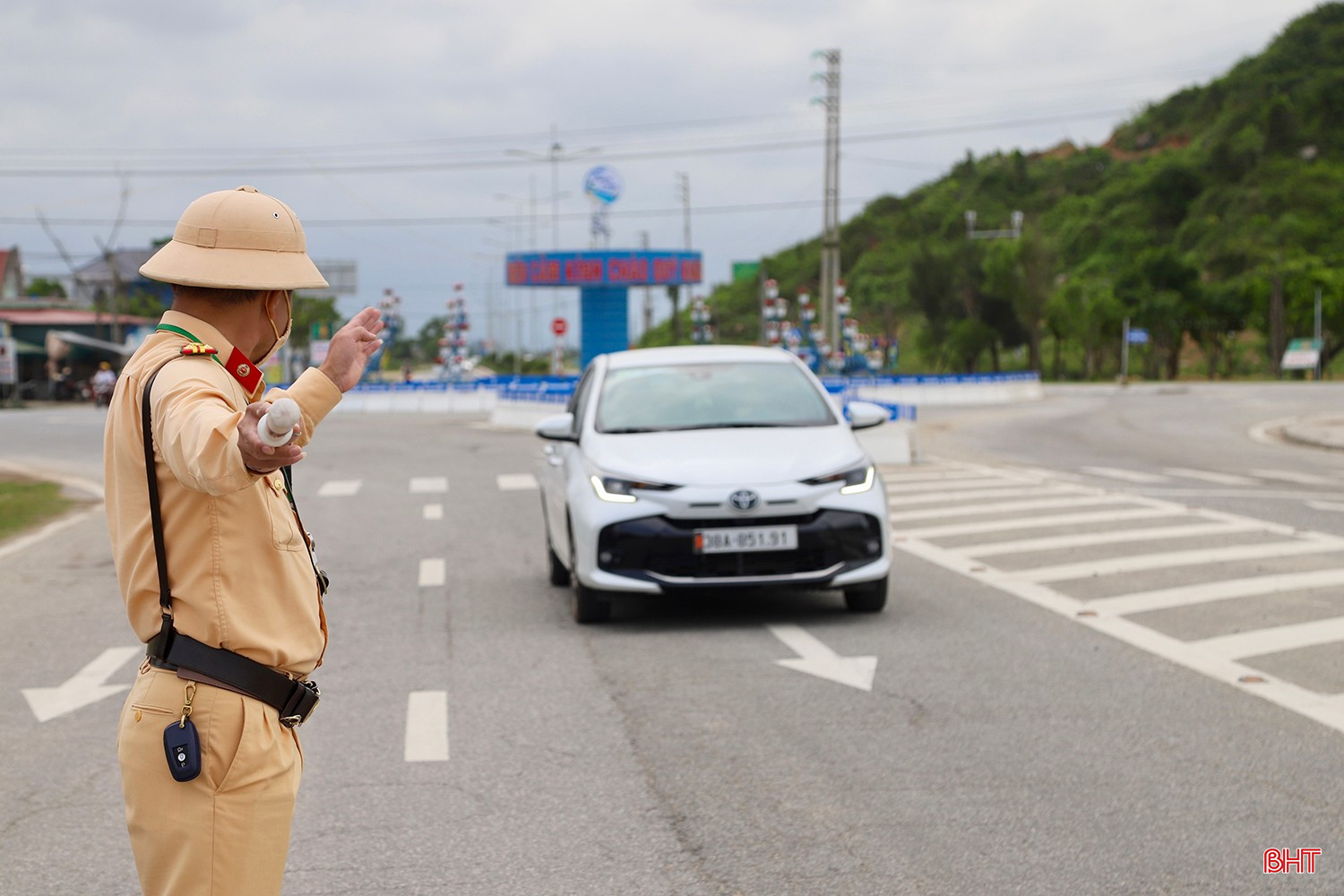 Chiều ngày 30/4, Tổ công tác của Phòng CSGT Công an Hà Tĩnh triển khai nhân lực, phương tiện, thiết bị thực hiện nhiệm vụ đảm bảo trật tự an toàn giao thông, xử lý vi phạm trong dịp nghỉ lễ trên tuyến quốc lộ 15B, đoạn qua Khu du lịch Thiên Cầm (xã Thiên Cầm).