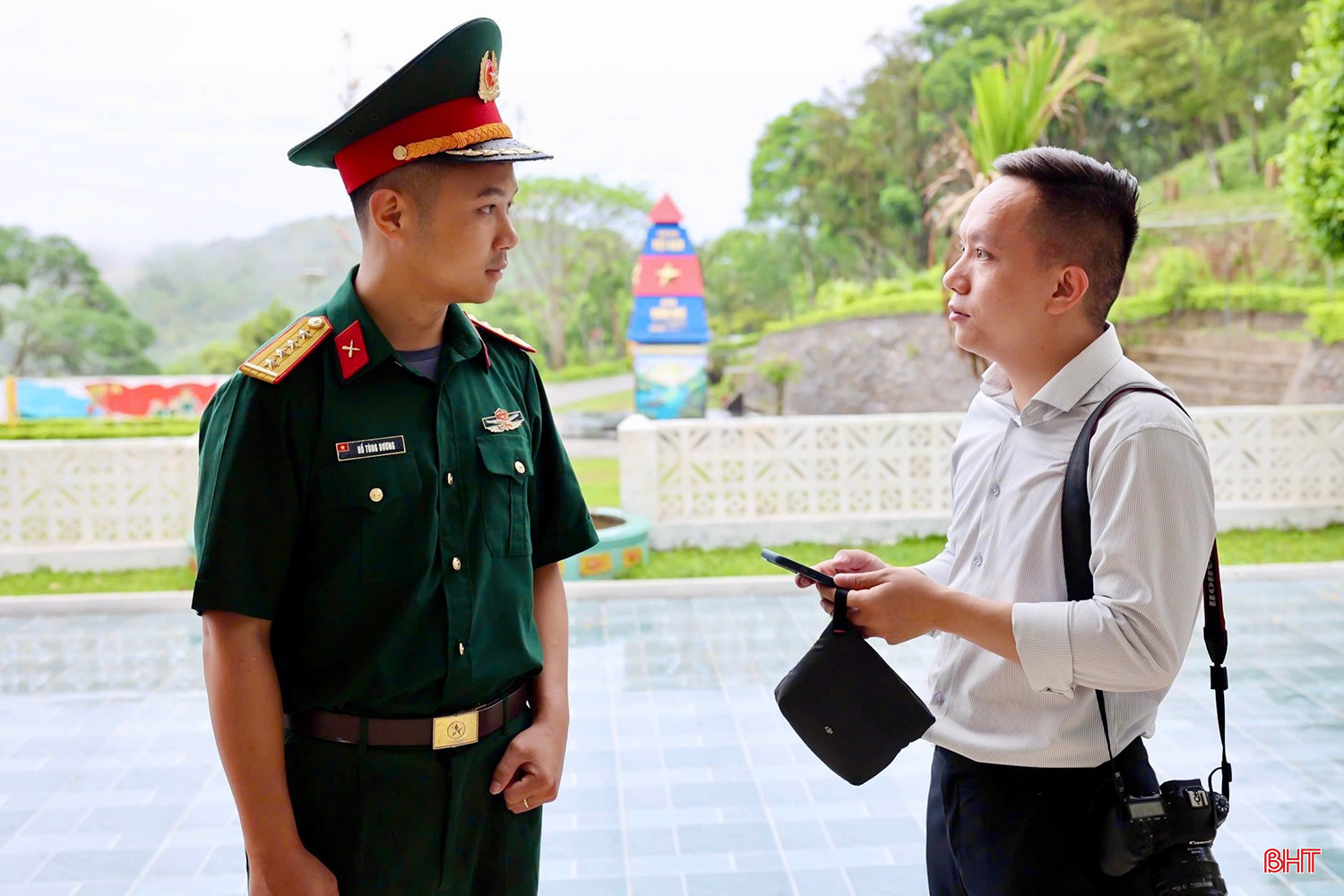 Phóng viên Báo và phát thanh, truyền hình Hà Tĩnh trò chuyện cùng Đại uý Hồ Tùng Dương - Chính trị viên phó Tiểu đoàn Hỗn hợp Đảo Mê.