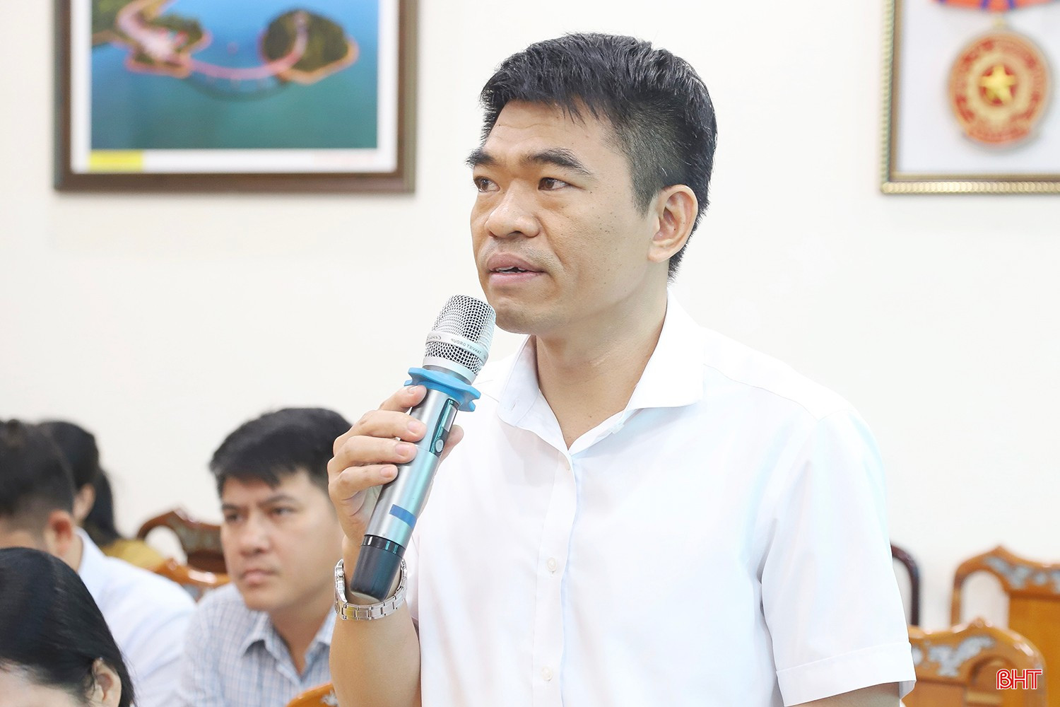 Phó Chủ tịch UBND phường Bắc Hồng Lĩnh Lê Bá Khánh góp ý một số nội dung vào dự thảo nghị quyết.