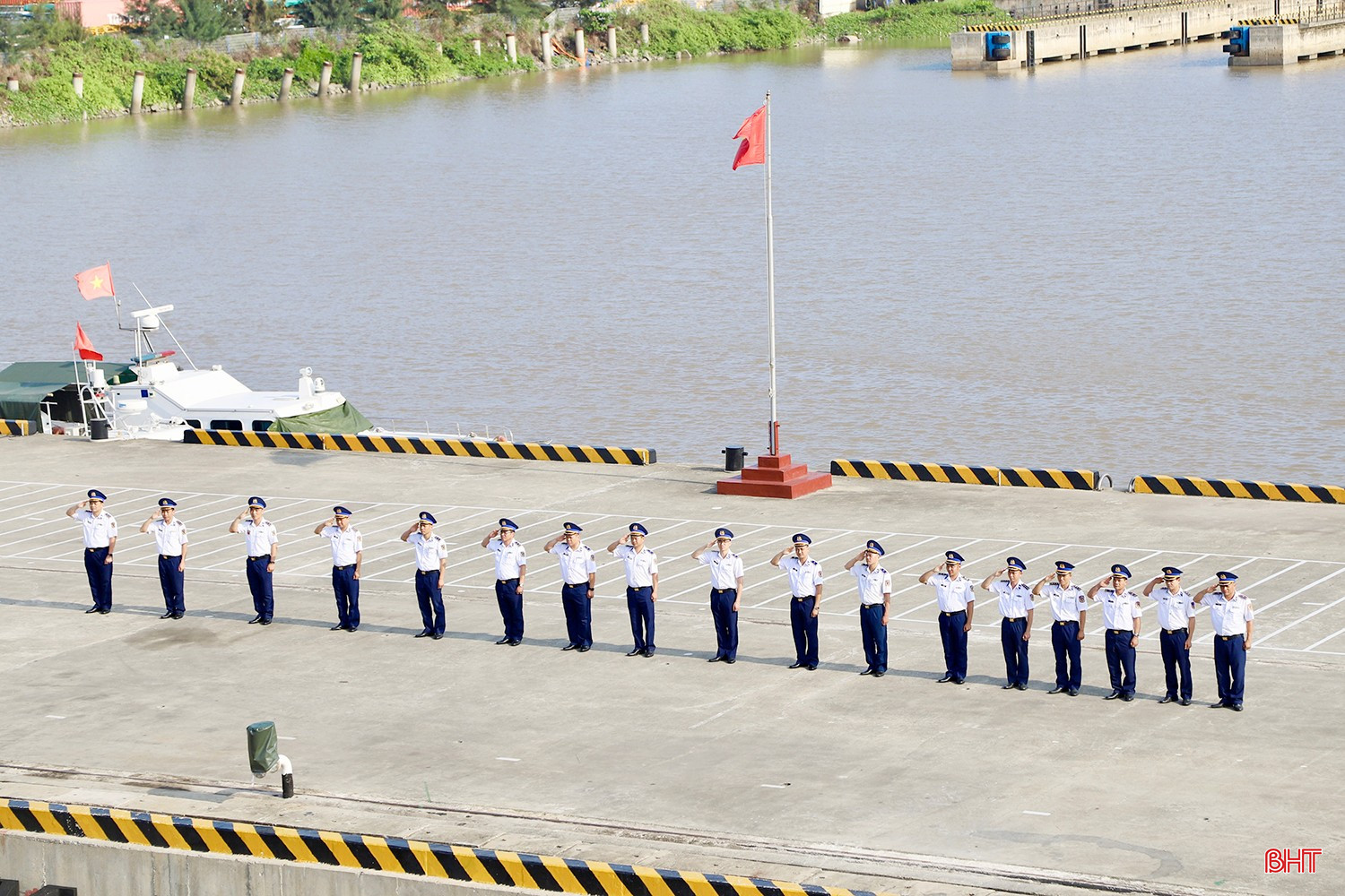 Cán bộ, chiến sĩ Hải đoàn 11 (Bộ Tư lệnh Vùng Cảnh sát biển 1) tiễn tàu Cảnh sát biển 8004 và đoàn công tác rời cảng đi thực hiện nhiệm vụ.