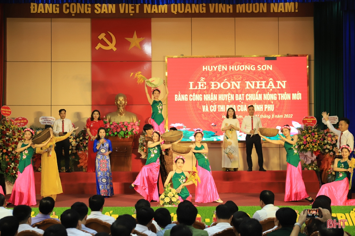 Hương Sơn đón Bằng công nhận huyện đạt chuẩn NTM và Cờ thi đua của Chính phủ
