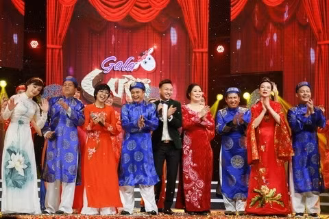 Ba cây hài miền Bắc Quang Thắng, Vân Dung và NSUT Tự Long trong tiểu phẩm Đặt tên cho con, kể về ông chồng (Quang Thắng) phong kiến, nằng nặc đòi vợ đẻ con trai khi nhà đã có tới 6 đứa con gái. Các nghệ sĩ hài miền Nam trong tiểu phẩm Người tốt còn sót lại. Các diễn viên của nhà hát Tuổi Trẻ là Bá Anh (giữa), Diễm Hương, Duy Nam trong tiểu phẩm Trái xanh phê phán tình trạng "sống thử" mà một số bạn trẻ mong muốn trải nghiệm mà không lường trước những hậu quả họ có thể gặp phải. MC Thảo Vân và diễn viên Thành Trung dẫn chương trình NSƯT Tự Long và NSND Hồng Vân Nam ca sĩ Quang Linh Dàn diễn viên hài ra mắt khán giả