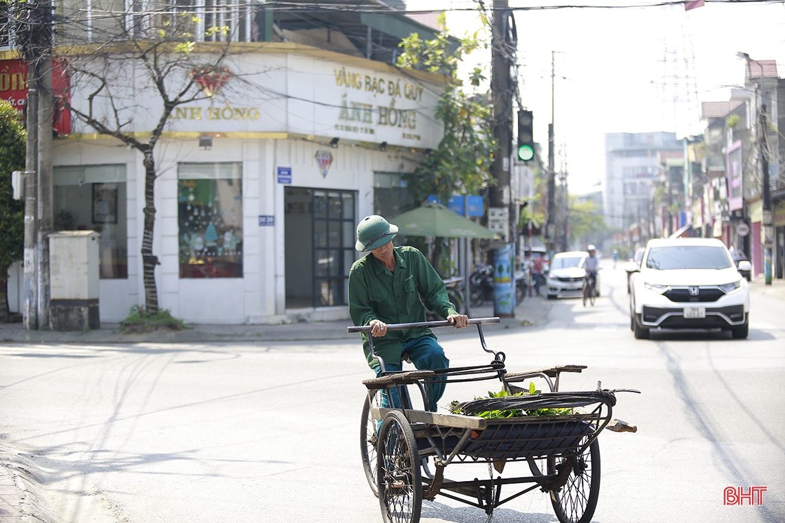 Người lao động Hà Tĩnh vất vả dưới nắng gắt đầu hè