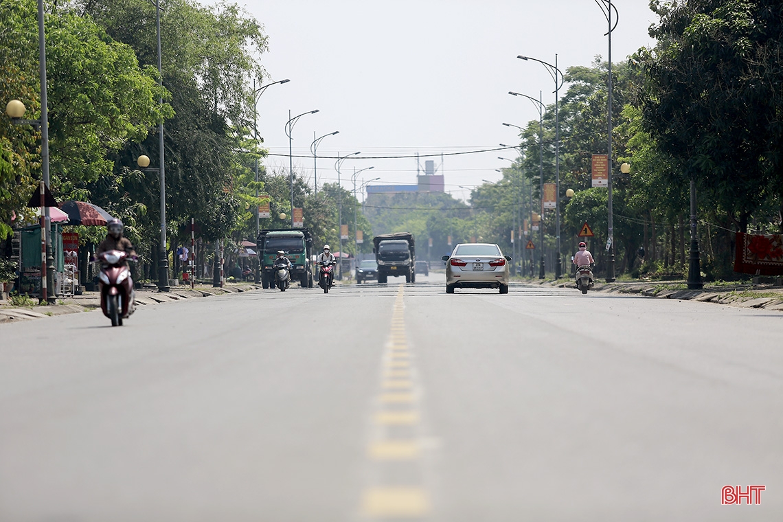 Người lao động Hà Tĩnh vất vả dưới nắng gắt đầu hè