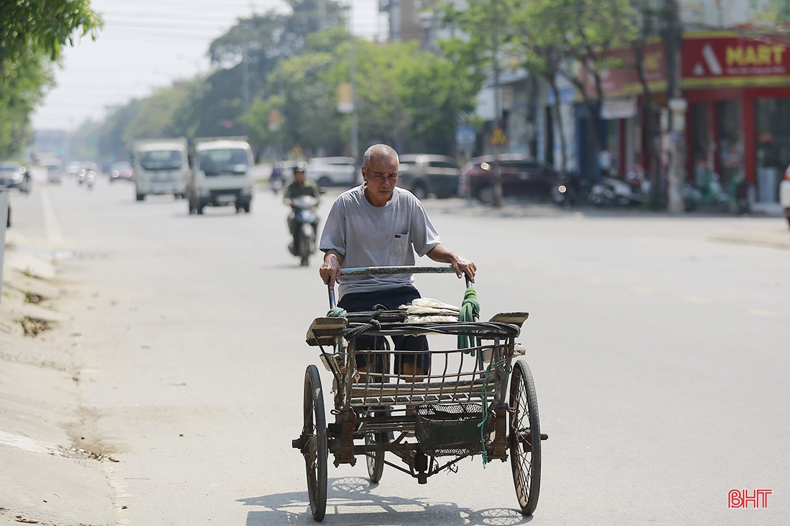 Người lao động Hà Tĩnh vất vả dưới nắng gắt đầu hè