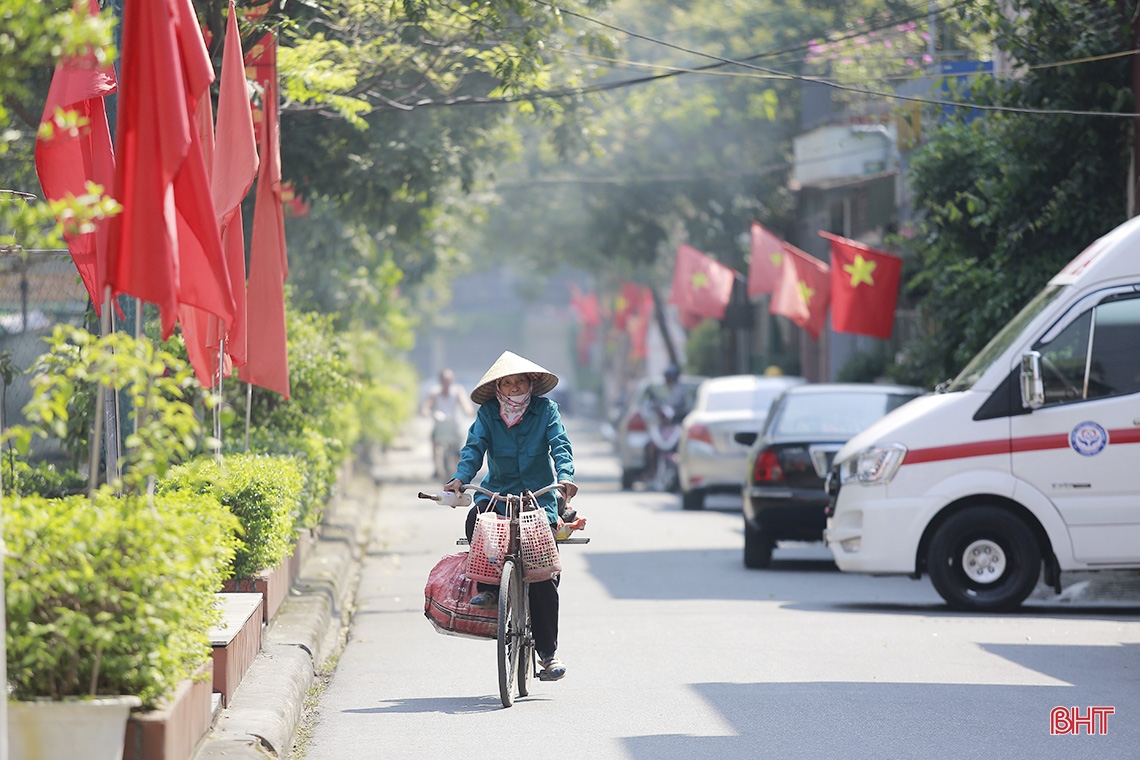 Người lao động Hà Tĩnh vất vả dưới nắng gắt đầu hè
