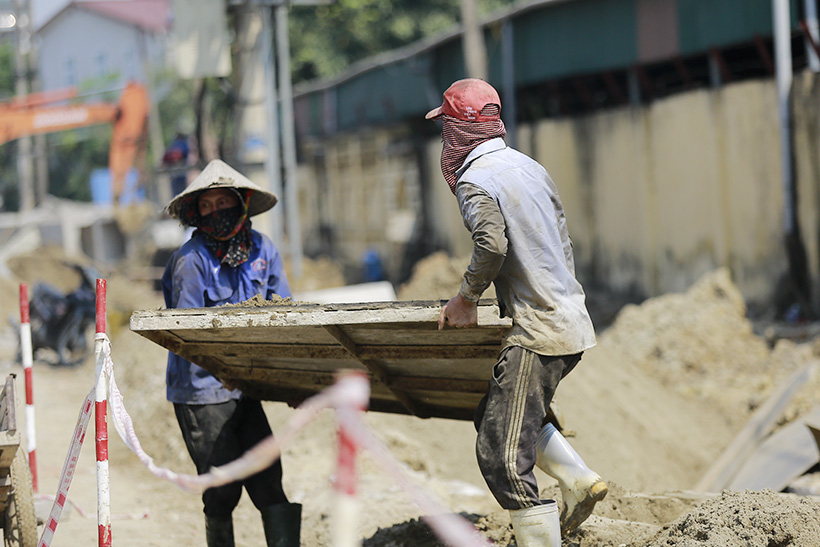 Người lao động Hà Tĩnh vất vả dưới nắng gắt đầu hè