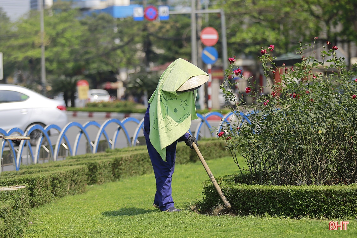 Người lao động Hà Tĩnh vất vả dưới nắng gắt đầu hè