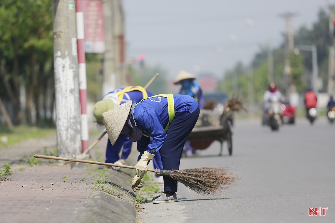 Người lao động Hà Tĩnh vất vả dưới nắng gắt đầu hè