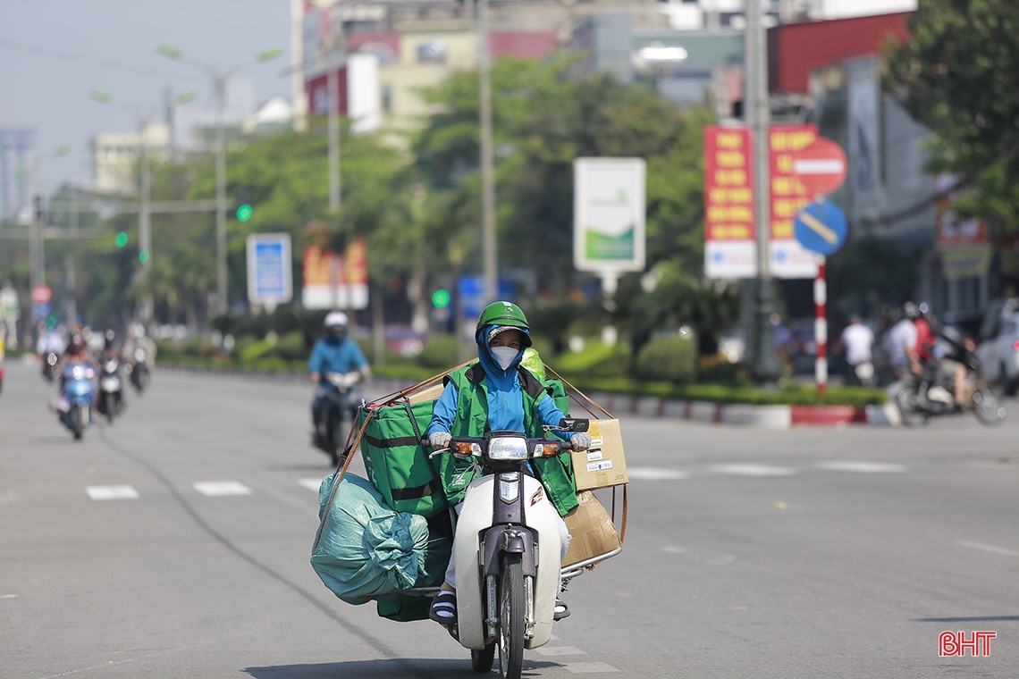 Người lao động Hà Tĩnh vất vả dưới nắng gắt đầu hè