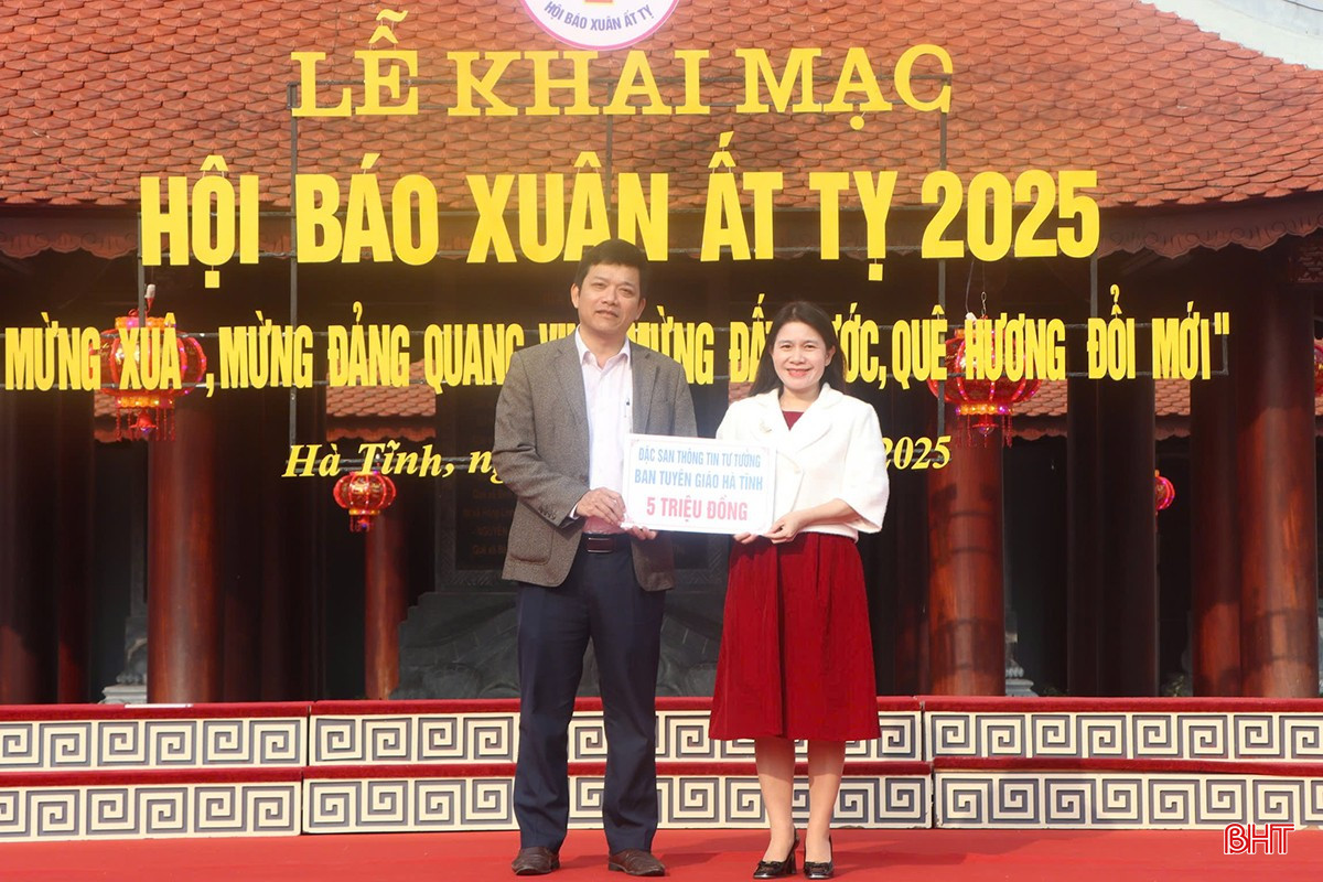 Các đơn vị trực thuộc Hội Nhà báo tỉnh, các cá nhân, doanh nghiệp trao ủng hộ TP Hà Tĩnh chăm lo tết cho người nghèo.