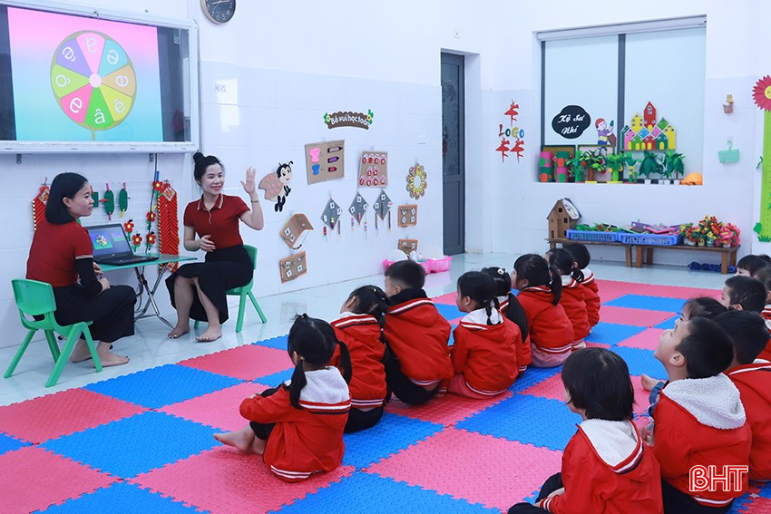Cô Thủy luôn sẵn sàng hỗ trợ đồng nghiệp ứng dụng công nghệ thông tin vào giảng dạy.
