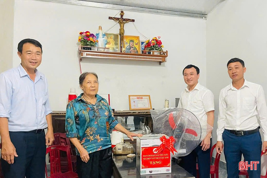 Bà Hà Thị Sáng vui mừng đón nhận những món quà thiết thực khi dọn về nhà mới.