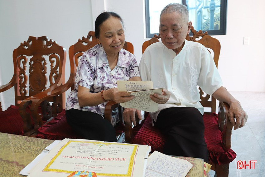 Vợ chồng ông Hoạt vẫn thường lần giở những kỷ vật từ thời chiến tranh như một lời nhắc nhở về quá khứ hào hùng.