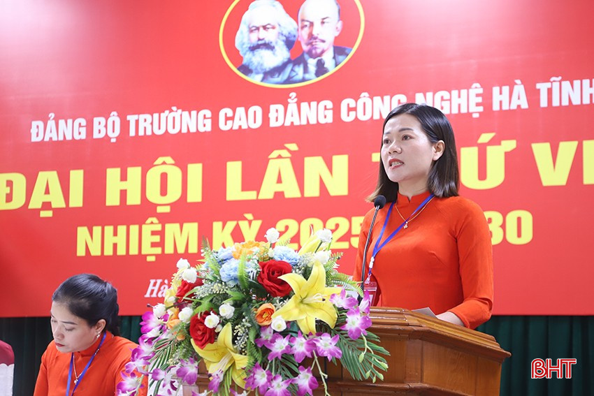 Cô Nguyễn Thị Yến - đảng viên Chi bộ Bổ túc trung học phổ thông trình bày tham luận "Vai trò của cán bộ, giáo viên trong việc giáo dục tư tưởng chính trị cho học sinh, sinh viên".