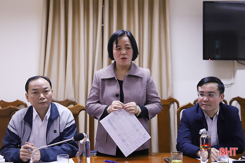 Chủ tịch Hội Chữ thập đỏ tỉnh Lê Thị Mai Hoa đề xuất cân đối số lượng quà Tết hỗ trợ các đơn vị.