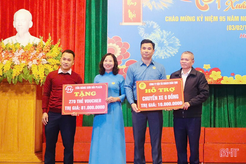Nhiều tổ chức, doanh nghiệp chung tay hỗ trợ quà tết cho người lao động TX Hồng Lĩnh.