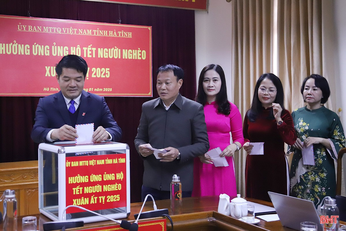 Cán bộ, người lao động cơ quan Ủy ban MTTQ tỉnh tham gia ủng hộ.
