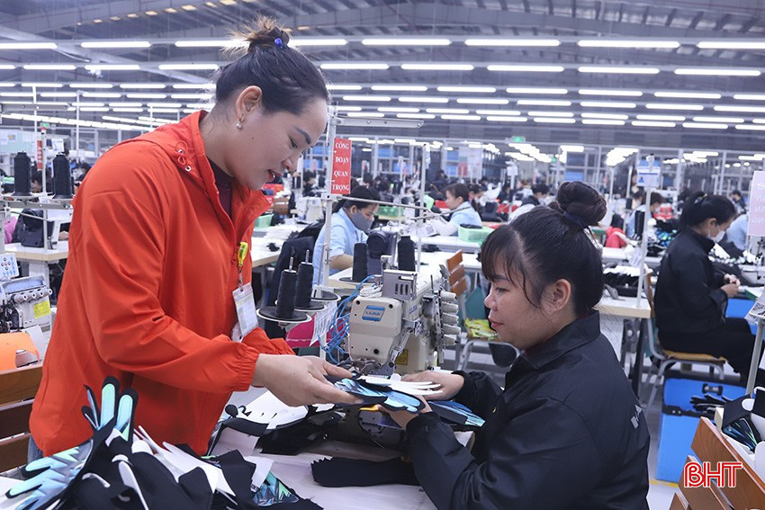Chị Nguyễn Thị Hương (bên trái) cũng như các đồng nghiệp tại Công ty TNHH Haivina Hồng Lĩnh mong chờ chế độ thưởng tết xứng đáng với những đóng góp trong năm qua.