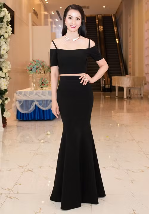 Cũng chọn thiết kế đuôi cá nhưng MC Thanh Mai biến tấu theo xu hướng crop-top và chân váy cạp cao để thêm phần hiện đại, trẻ trung.