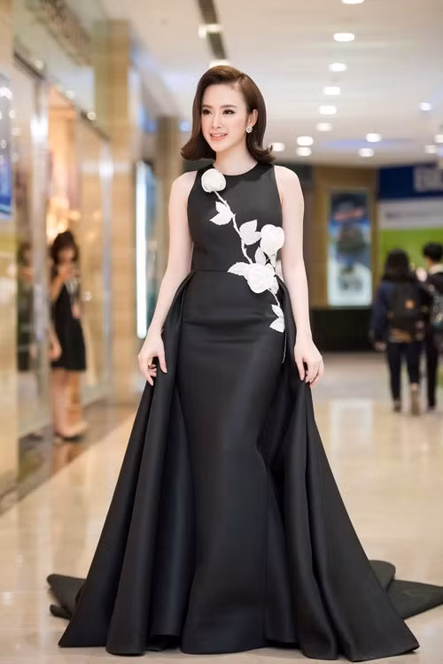 Angela Phương Trinh xuất hiện lộng lẫy tại buổi ra mắt phim Taxi, em tên gì khi diện mẫu đầm đen yêu kiều, nhấn nhá họa tiết hoa 3D tinh tế của Đỗ Mạnh Cường.